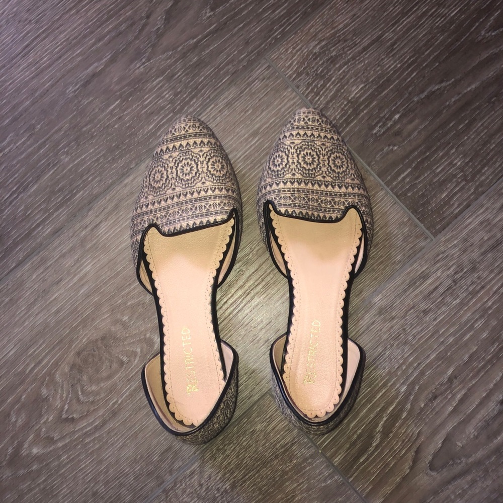 Around the World d’Osray Pointed Toe Flat